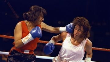 Laura Serrano (L) golpea a Christy Martin (R) durante un combate en 1994.