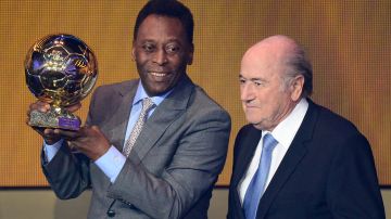 Pelé recibió el balón de oro honorífico en 2013