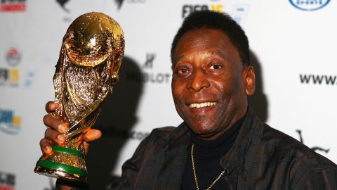 Pelé sostiene la Copa del Mundo durante una conferencia de prensa en Australia.