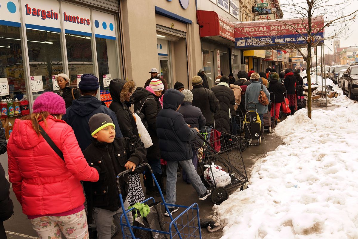 Los neoyorquinos hacen fila para obtener alimentos por parte de la despensa de alimentos de emergencia Beyond Hunger de CAMBA.