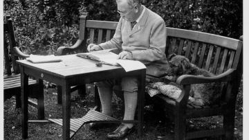 Sir Arthur Conan Doyle en su casa "Bignell Wood" en Brook, Hampshire, Inglaterra.