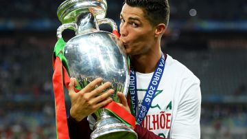 Morales colgó una foto de Cristiano Ronaldo cargando la Eurocopa 2016 para justificar su argumento.