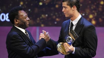 Cristiano Ronaldo (R) recibe a manos de Pelé (L) el premio al mejor jugador de la FIFA en 2008.