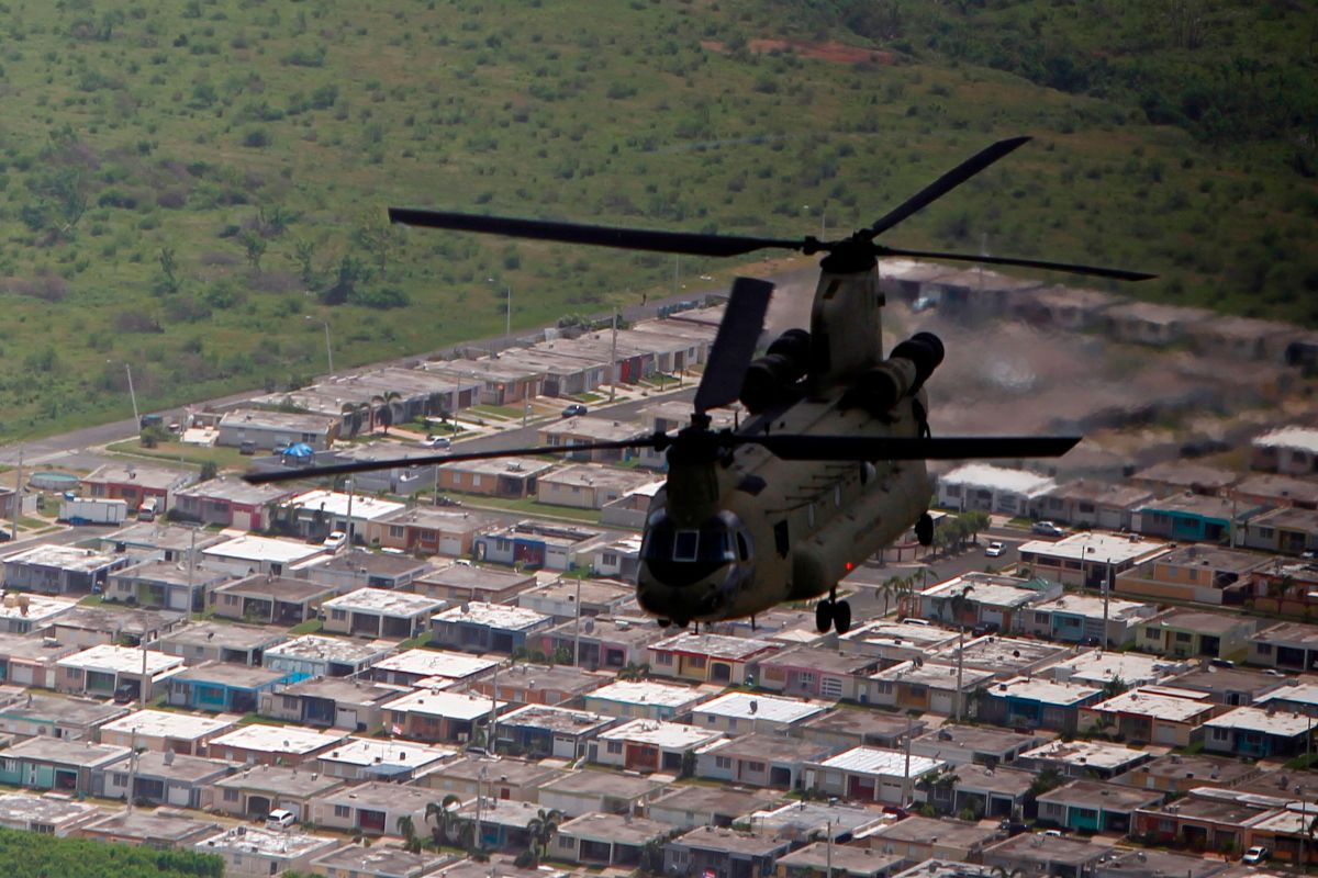 Un helicóptero del Ejército de Estados Unidos vuela en octubre de 2017 por el pueblo de Naguabo tras el huracán María.