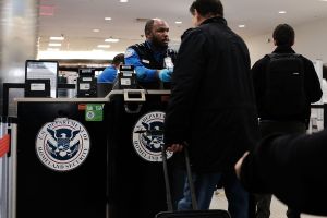 Video en TikTok demuestra por qué inmigrantes indocumentados deben tener cuidado al acudir a aeropuertos