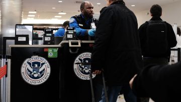 Oficiales migratorios podrían solicitar identificación a inmigrantes indocumentados en aeropuertos.