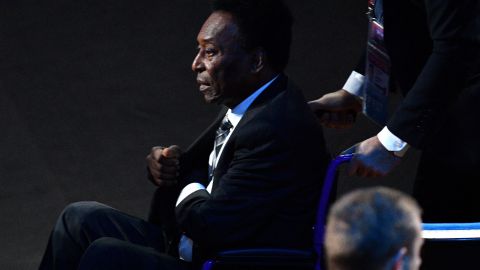 Pelé continúa hospitalizado y delicado de salud.