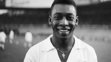 Pelé sonríe luego de ganar con el Santos el primer título a nivel de clubes de su carrera, en 1961.