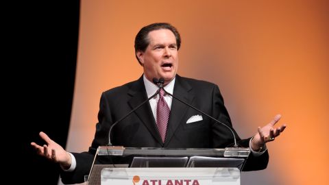 Bob Rathbun como un maestro de ceremonias de los Naismith Awards.