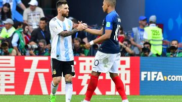 Lionel Messi (L) y Kylian Mbappé (R) se saludan luego del partido de 8vos de final en Rusia 2018.