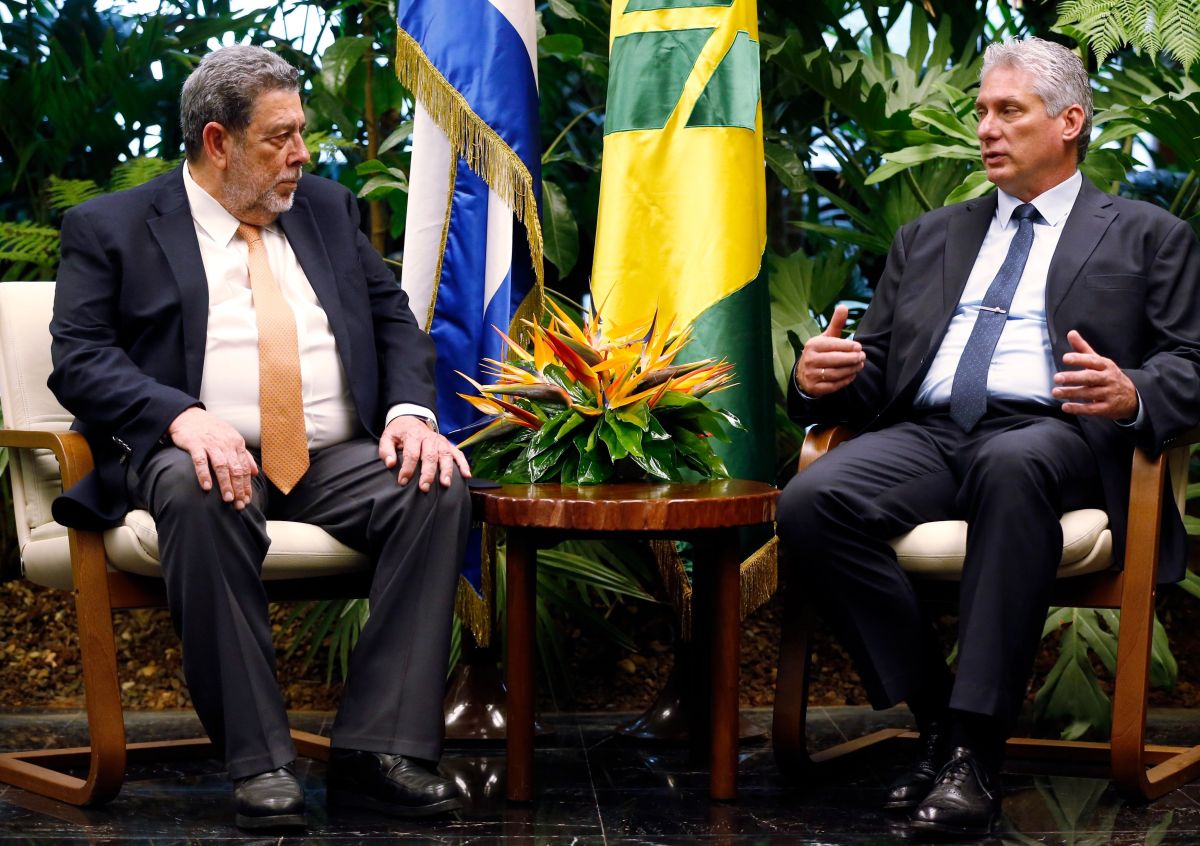 "Dejen a Cuba sola en su misión humanitaria internacionalista",  dijo el primer ministro.