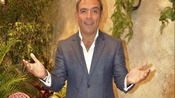 Héctor Sandarti es una de las estrellas de Telemundo, conductor de La Casa de los Famosos.