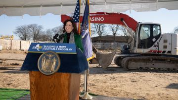 La gobernadora Kathy Hochul anuncia el millonario proyecto de urbanización en Brooklyn.