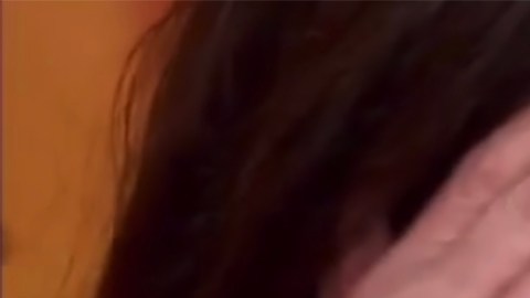 Penélope Menchaca llorando relata el fallecimiento de su nieto.
