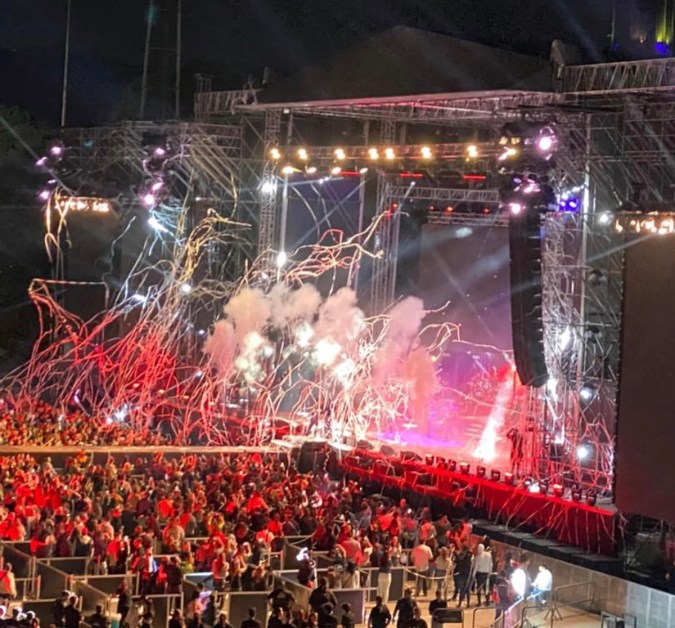 Con una escenografía galáctica y fuegos artificiales al final, Servando y Florentino fueron profetas en su tierra