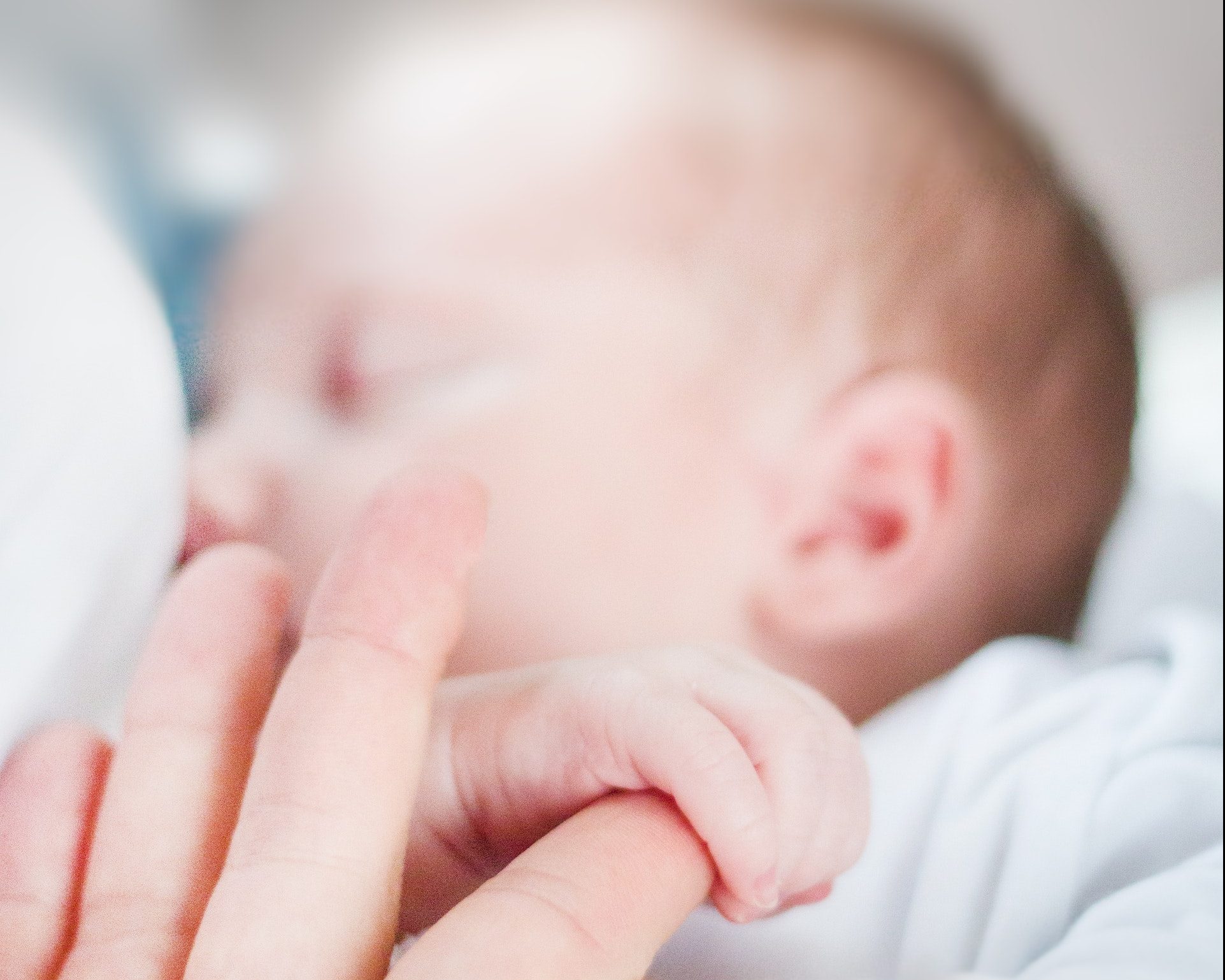 La madre que descubrió que su bebé padecía extraño síndrome al notar que no se parecía en nada a ella