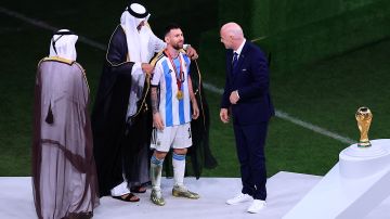 Ofrecen casi un millón de dólares a Messi por la capa negra que usó para levantar la Copa del Mundo