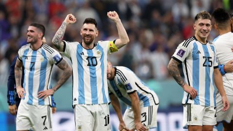 Leo Messi (10) celebrando la victoria de Argentina.