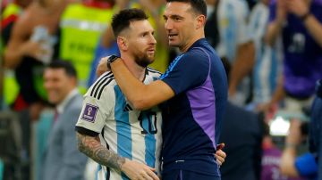 Messi (I) y Lionel Scaloni (D) se abrazan tras la semifinal del Mundial.