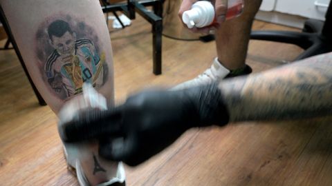 Messi y "Dibu Fernández" encabeza los errores más virales en los tatuajes de homenajes a la selección Argentina