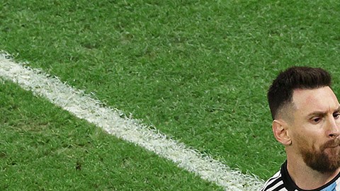 Messi celebra tras marcar de penalti el primer gol de la final.