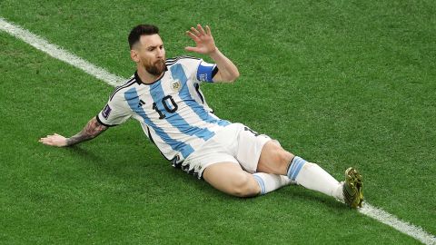 Messi celebra tras marcar de penalti el primer gol de la final.