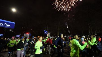 La carrera de la medianoche se celebra en medio de fuegos artificiales dando la bienvenida al Año Nuevo./NYRR