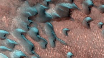 La cámara HiRISE a bordo del Mars Reconnaissance Orbiter de la NASA capturó estas imágenes de dunas de arena cubiertas por escarcha.