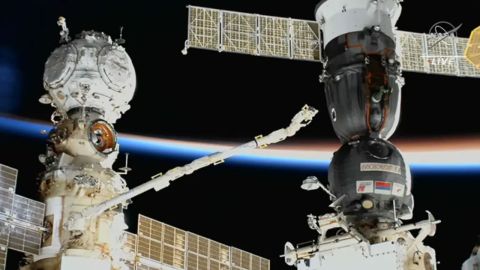 La nave Soyuz de Roscosmos tuvo una fuga en su sistema de refrigeración.