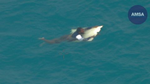 La Australian Maritime Safety Authority publicó la imagen del hombre aferrado al pedazo de madera.