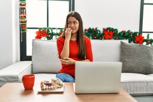 Estrés financiero está afectando a estadounidenses en esta temporada de fiestas navideñas: encuesta