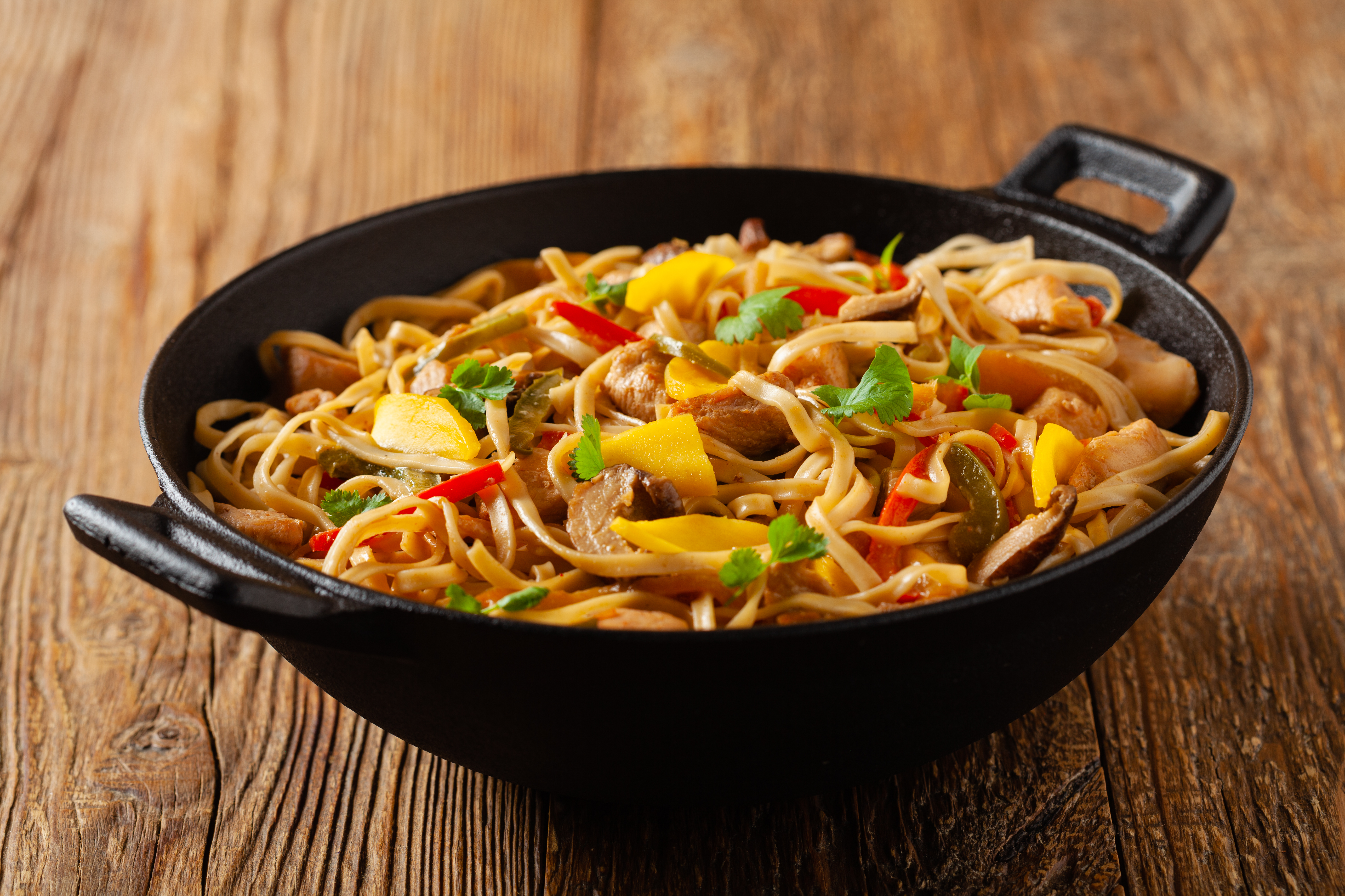 Perdió las piernas y estuvo a punto de morir por comer pollo y fideos recalentados