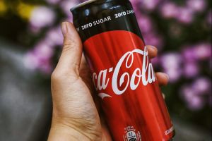 Por qué beber alcohol con Coca-Cola Light hace que te emborraches más rápido