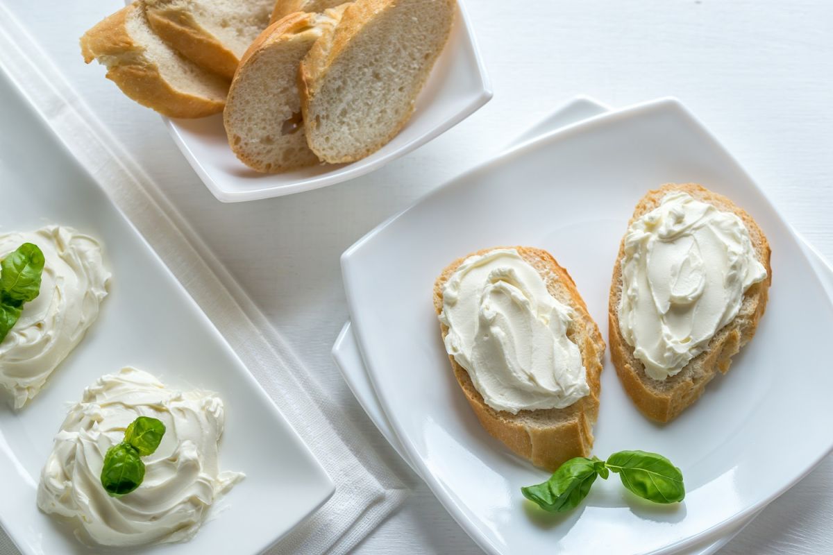 El queso crema Philadelphia a base de plantas incluye proteína de haba entre sus ingredientes.