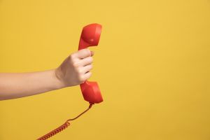 Mujer aprovecha que Generación Z y Millennials solo textean y cobra casi $500 dólares para que superen miedo a hablar por teléfono