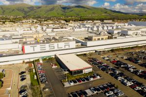 Tesla seguirá despidiendo empleados y congelará contrataciones el próximo año, dice una fuente