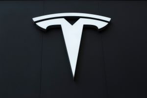Elon Musk detendrá la venta de acciones de Tesla hasta por dos años