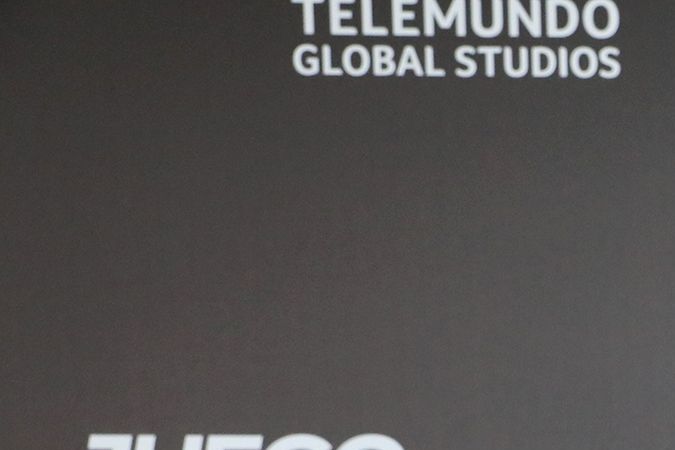 Arap Bethke junto a la actriz Altaír Jarabo, ellos protagonizan "Juego de Mentiras" para Telemundo.