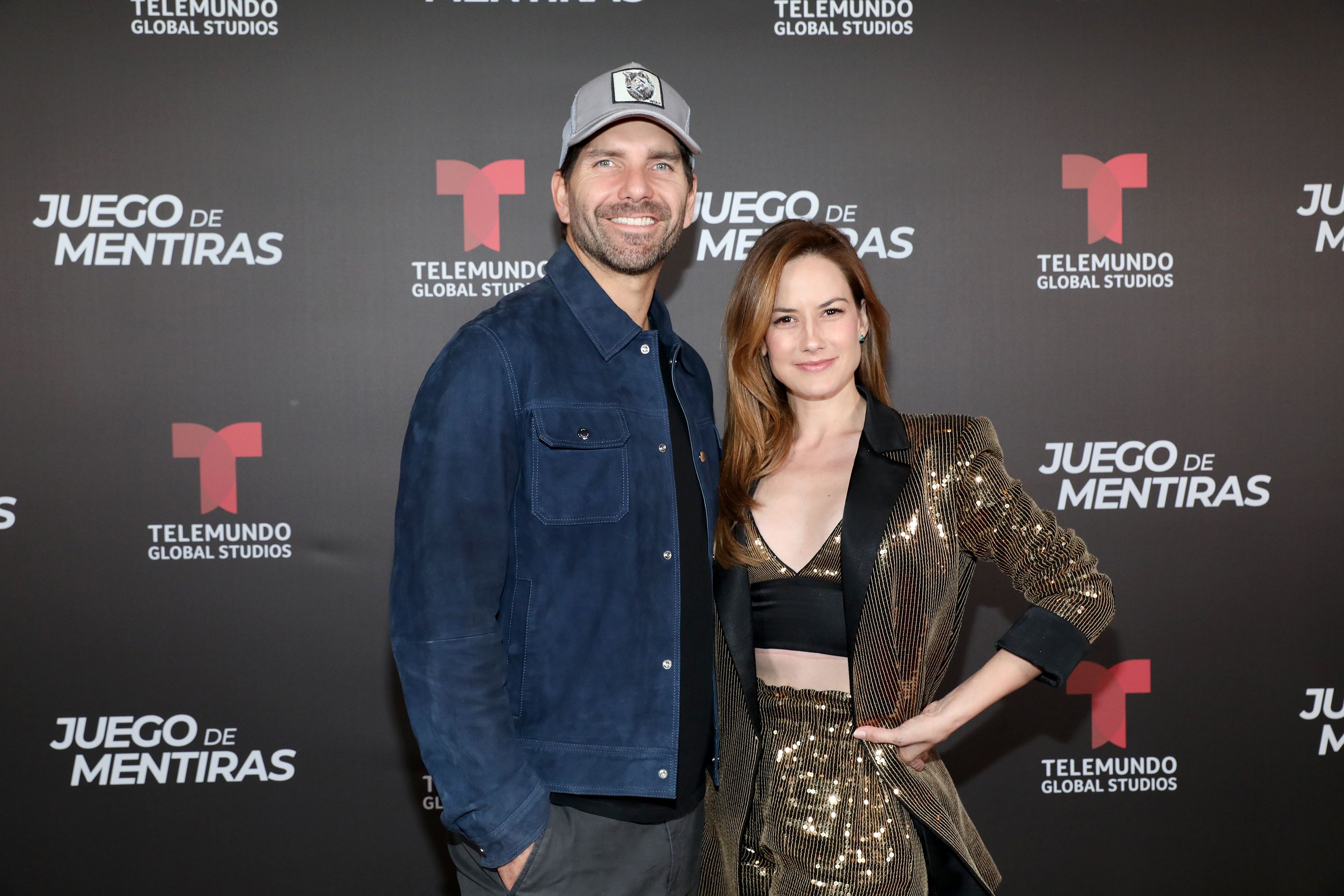 Arap Bethke junto a la actriz Altaír Jarabo, ellos protagonizan "Juego de Mentiras" para Telemundo.