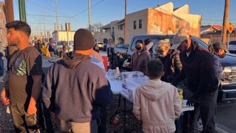 Inmigrantes han sido enviados de Texas a NYC y otras ciudades con gobiernos demócratas.
