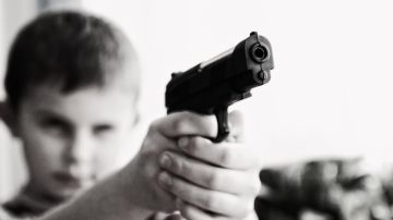 Un niño de 8 años disparó a uno más pequeño en Houston.