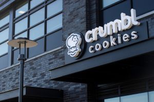 Crumbl Cookies: cadena de galletas es multada por tener a menores de edad trabajando horas de más y operando maquinaria peligrosa