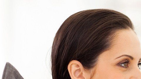 Mujer embarazada comiendo vegetales