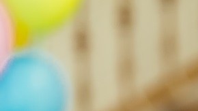 Mujer embarazada eligiendo fruta