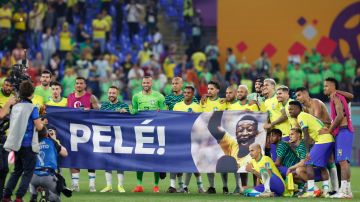 Jugadores de Brasil sacaron una pancarta de apoyo al astro brasileño Pelé.