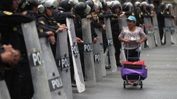 Policías vigilan el Congreso en Lima tras destitución de Castillo como presidente de Perú.