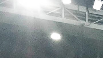 Trabajadores, leyendas del fútbol y el presidente de la FIFA Gianni Infantino, posan para la foto tras el partido.