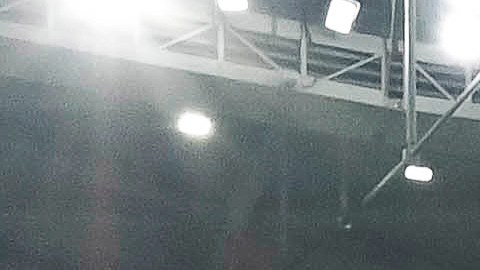 Trabajadores, leyendas del fútbol y el presidente de la FIFA Gianni Infantino, posan para la foto tras el partido.