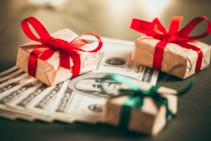 El comprador promedio en EE.UU. espera gastar casi $1,500 dólares en las fiestas de diciembre