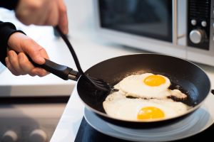 Cómo mejorar los huevos fritos con semillas de sésamo